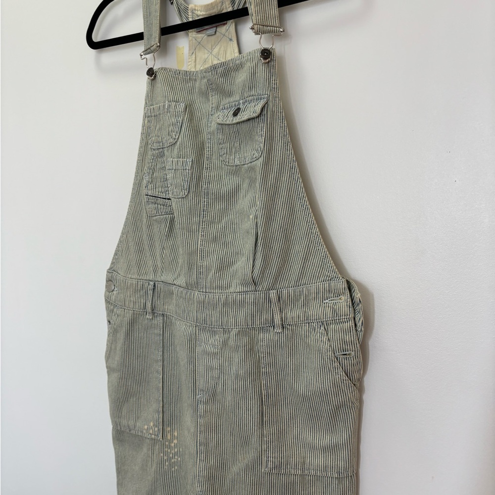jumpsuit with straps, adjustable metallic fastening, side and back pockets